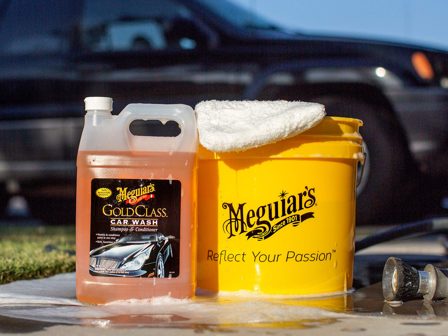 Meguiar's G55164 Gold Class Car Wash Kit, Includes Microfiber Wash Mitt, 3 Supreme Shine Microfiber Towels and Water Magnet Microfiber Drying Towel