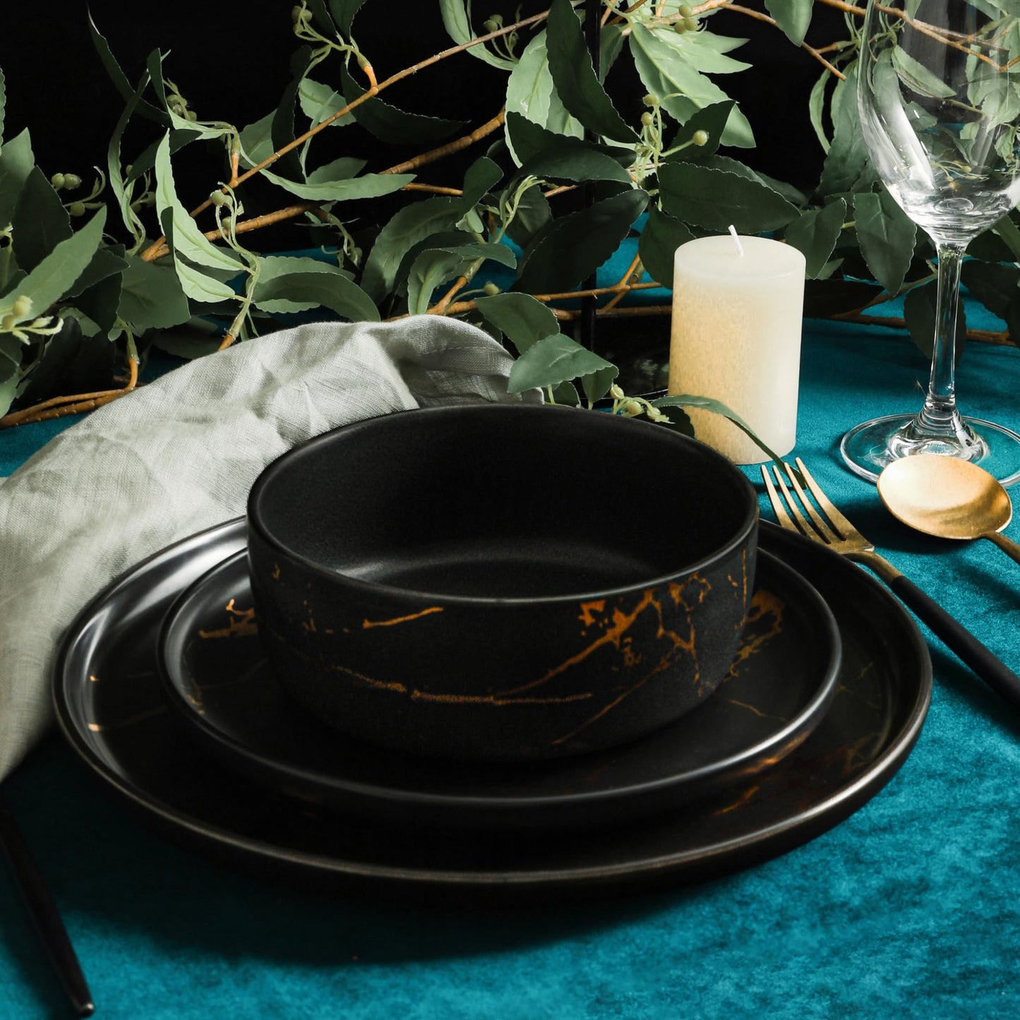 Stone Lain Modern Splash Exquisite Fine China Dinnerware Set, 16 Piece - Service for 4, Black & Gold